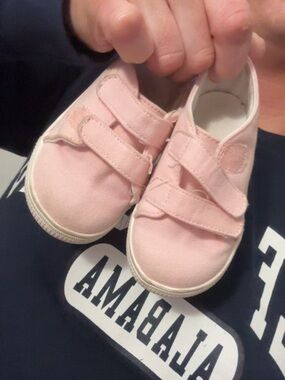 Baby girl size 4 pink shoes, worn once. $5, bundle away.